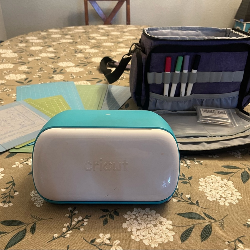 Cricut Joy in Teal with case and mats
